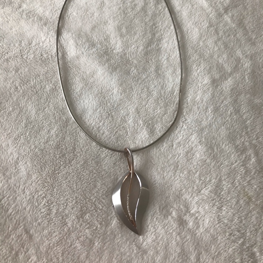Breuning leaf pendant necklace